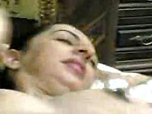 Zondige Arabische krijgt haar geschoren poesje geneukt ingress een grote lul - Amateur Porn